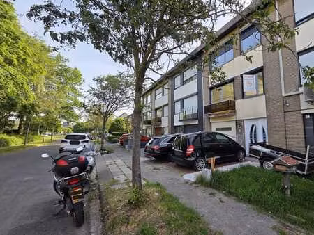 maison mitoyenne située dans un quartier résidentiel calme.