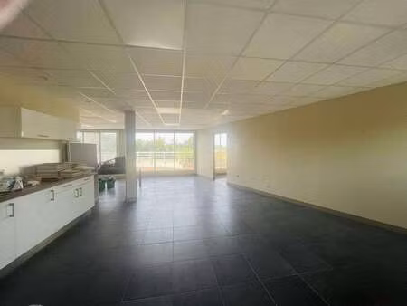 location bureaux et commerces à saint-philbert-de-grand-lieu (44310) : à louer / 127m² sai