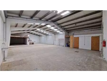 entrepôt lumineux de 240m2 avec parking privé à tubize