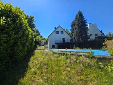 villa dans un cadre verdoyant et très recherché