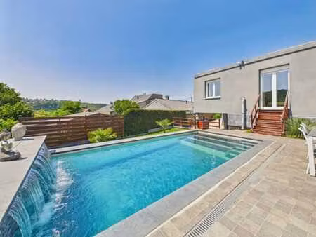 superbe bungalow rénové avec piscine et 3 chambres