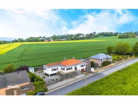 joli bungalow offrant une vue dégagée sur les champs !