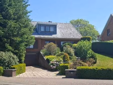 jolie maison d'habitation avec jardin
