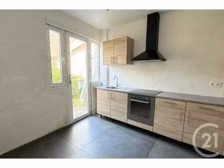 maison une chambre avec extérieur à rafraîchir