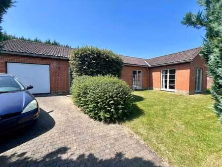 jolie villa de plain-pied avec garage et jardin