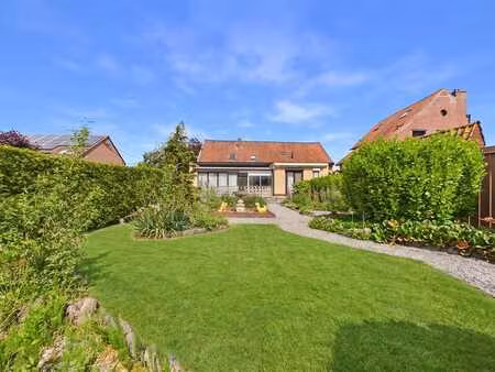spacieuse maison familiale avec 4 chambres et vaste terrain