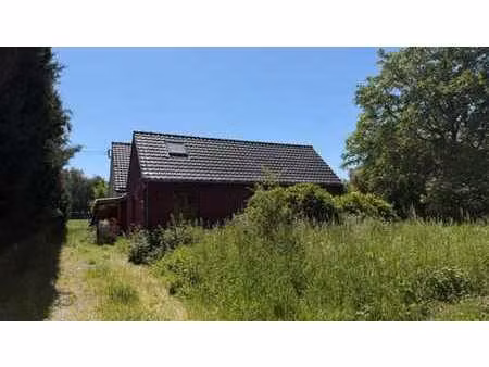très agréable villa au calme sur terrain de 14 ares 63