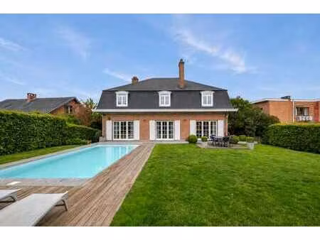 villa exceptionnelle avec piscine et espace professionnel !