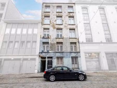 une maison avec dépendances