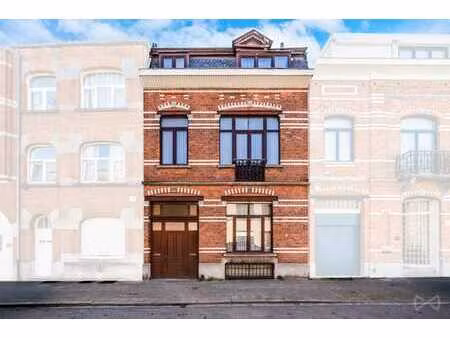 quartier idéal - maison à rénover avec beau potentiel