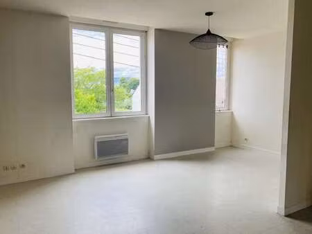 location appartement 3 pièces à landivisiau (29400) : à louer 3 pièces / 50m² landivisiau
