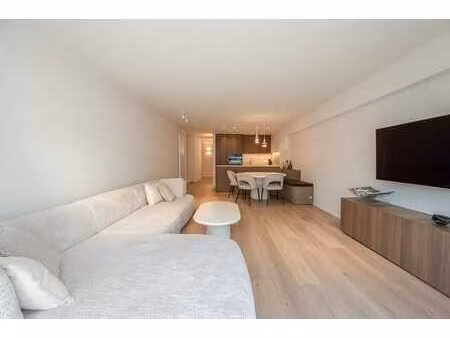 bel appartement de 3 chambres avec vue latérale sur la mer 