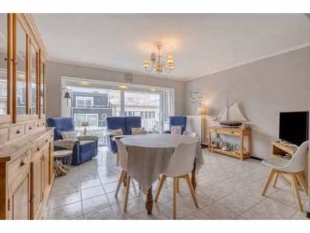bel appartement lumineux de 2 chambres.