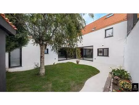 maison de ville de caractère à double largeur avec garage in