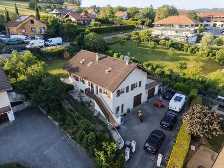 maison individuelle avec grands garages et 3 logements