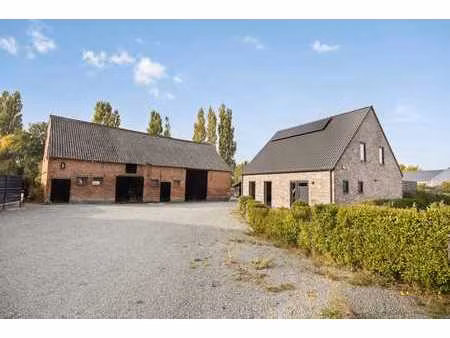 ruime gezinswoning met bijgebouw  stallen en weiland in u...