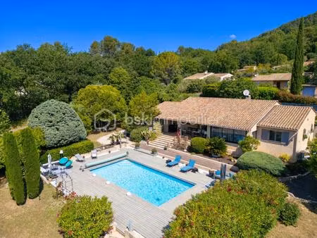 cadre de vie privilégié pour cette villa avec piscine et studio indépendant