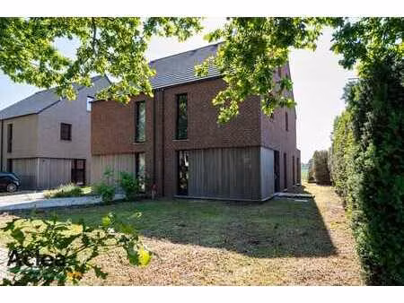 lichtrijke nieuwbouw woning met open zichten in lembeke