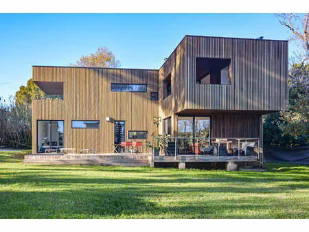harmonie contemporaine en bord de mer: maison bioclimatique