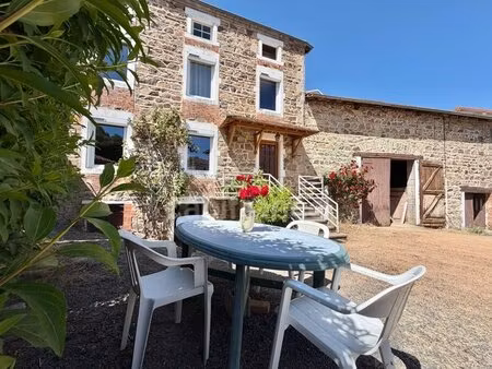 maison de bourg de 100 m2  3 chambres  terrain attenant de 371 m2 + 2450 m2 indépendant ..