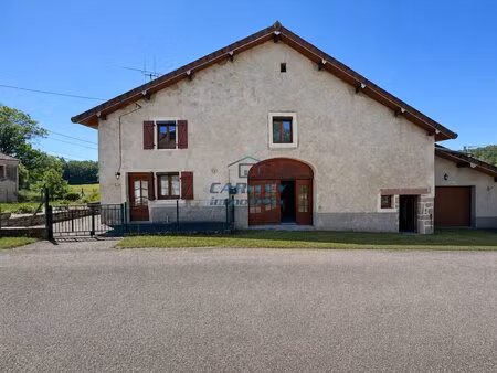 ferme mitoyenne de 142 m2 sur un terrain de 492 m2 située sur la commune de adelans et le.