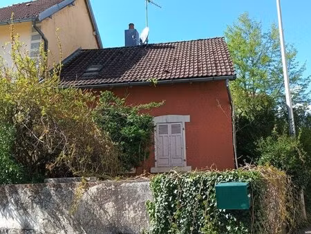 maison-centre ville-petit jardin -2 chambres-a renover