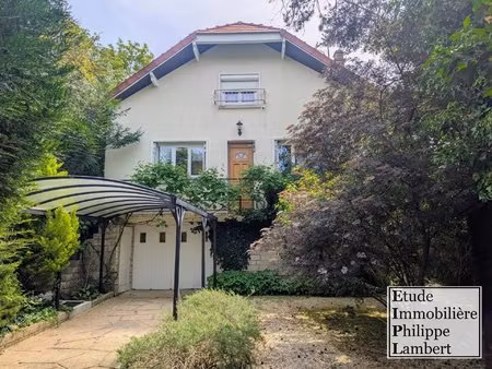 - maison avec piscine sur beau terrain paysager-