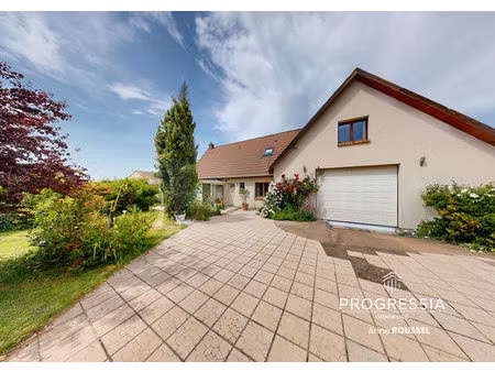 mannevillette - pavillon traditionnel de 140m² avec jardin et garage.
