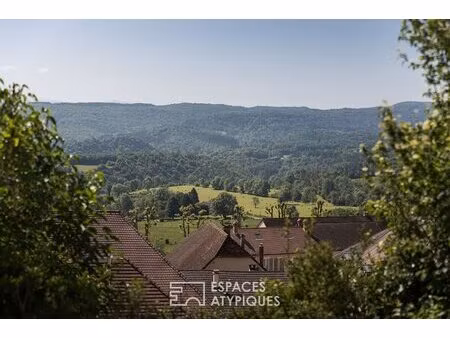 maison rénovée avec ses terrasses panoramiques dans la région des lacs