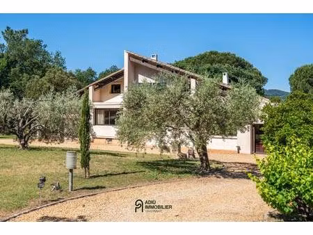 maison d’architecte dans un environnement arboré à proximité de tresques