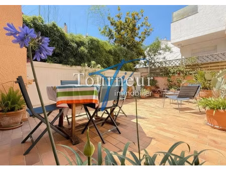 sanary hypercentre a 20m du port et toutes commodites t3/t4