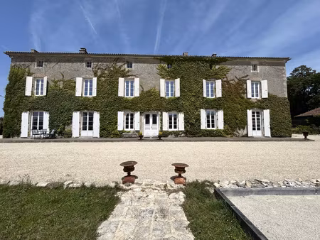 château du xviiie siècle restauré avec soin  avec piscine ch