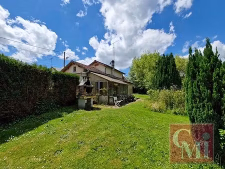 propriété avec maison d'env.62m2  une pièce d’eau et un vaste terrain de 3751 m²