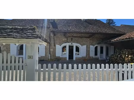 proche laives . lalheue  a l’abri des regards  tres belle maison en pierre