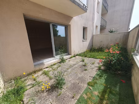 ploermel : appartement t3 en rez-de-chaussée + parking + cav