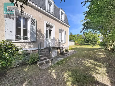 maison familiale de 128 m2 sur un terrain de 679 m2. quart