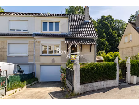 jolie petite maison dans quartier verdoyant