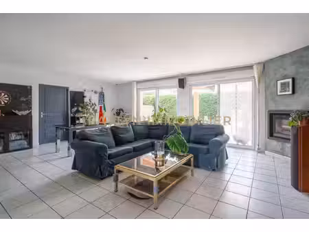 civrieux maison familiale avec piscine intérieure et appar