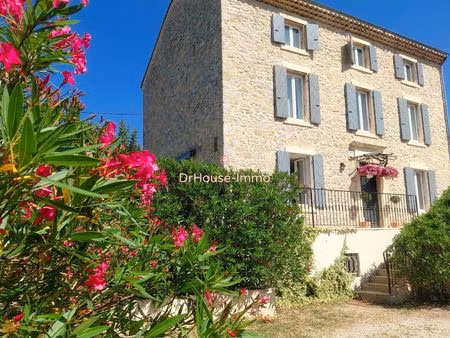 maison de maître en pierre avec jardin et piscine