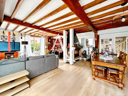 vente maison 8 pièces  143.00m²  bois