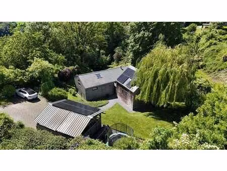 unique : villa d'architecte dans un écrin de verdure.