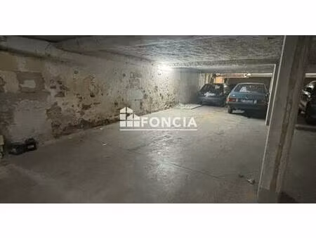 place de parking couverte