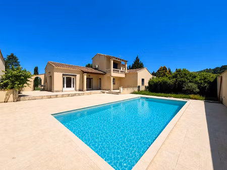 propriété sur les hauteurs de châteaurenard avec piscine et