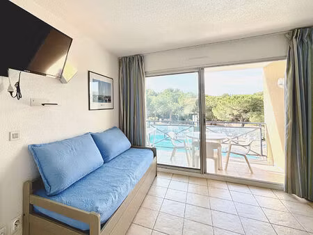 appartement meublé avec balcon libre dans une résidence avec piscine et parking