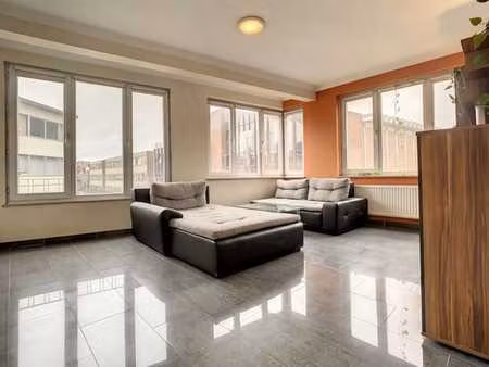 jette – appart 2 ch  balcon  peb d-  charges faibles !