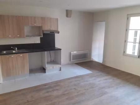 location appartement 3 pièces 59.05 m² à saintes (17100)  660 €