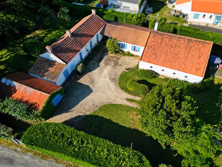 propriété de caractère avec grange réhabilitée et dépendances sur plus de 3 400 m² à chall