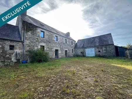 maison avec hangar et 28 000m² de terrain.