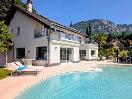villa d'exception avec vue lac  piscine et prestations haut de gamme