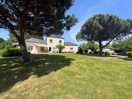 maison de plain pied de 186 m2 sh sur 3047 m2 de terrain à vivier au court